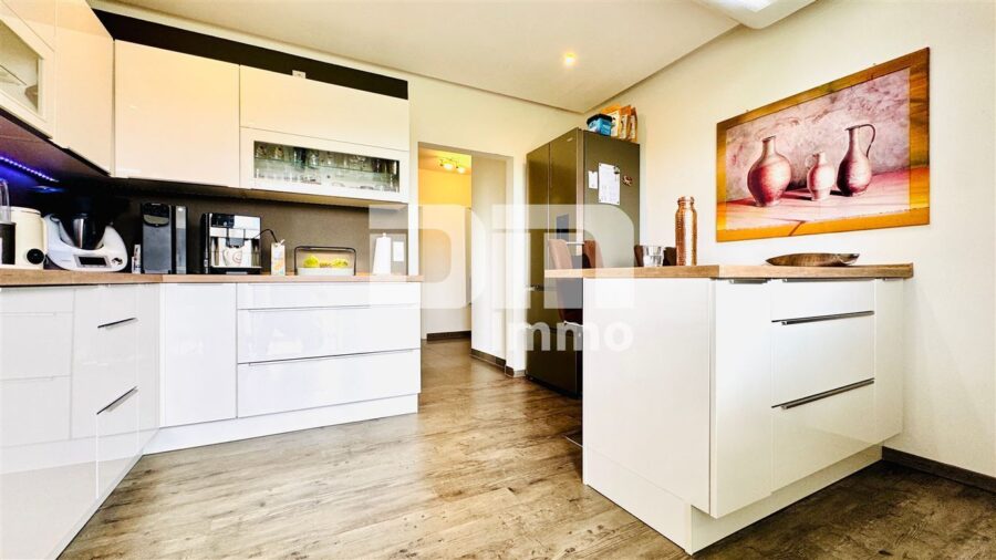 Hochwertig sanierte, ebenerdige Dreizimmerwohnung im EG mit Loggia + PKW-Stellplatz - Küche / Hochwertige EBK / Zugang Balkon